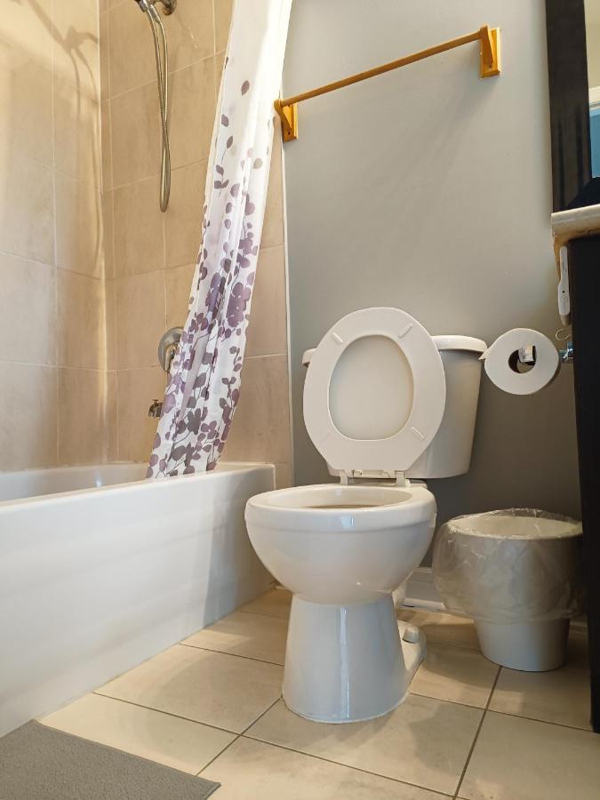 Affordable Room With Free Parking In Newmarket On المظهر الخارجي الصورة