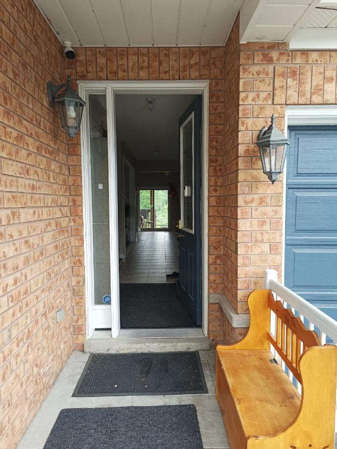 Affordable Room With Free Parking In Newmarket On المظهر الخارجي الصورة