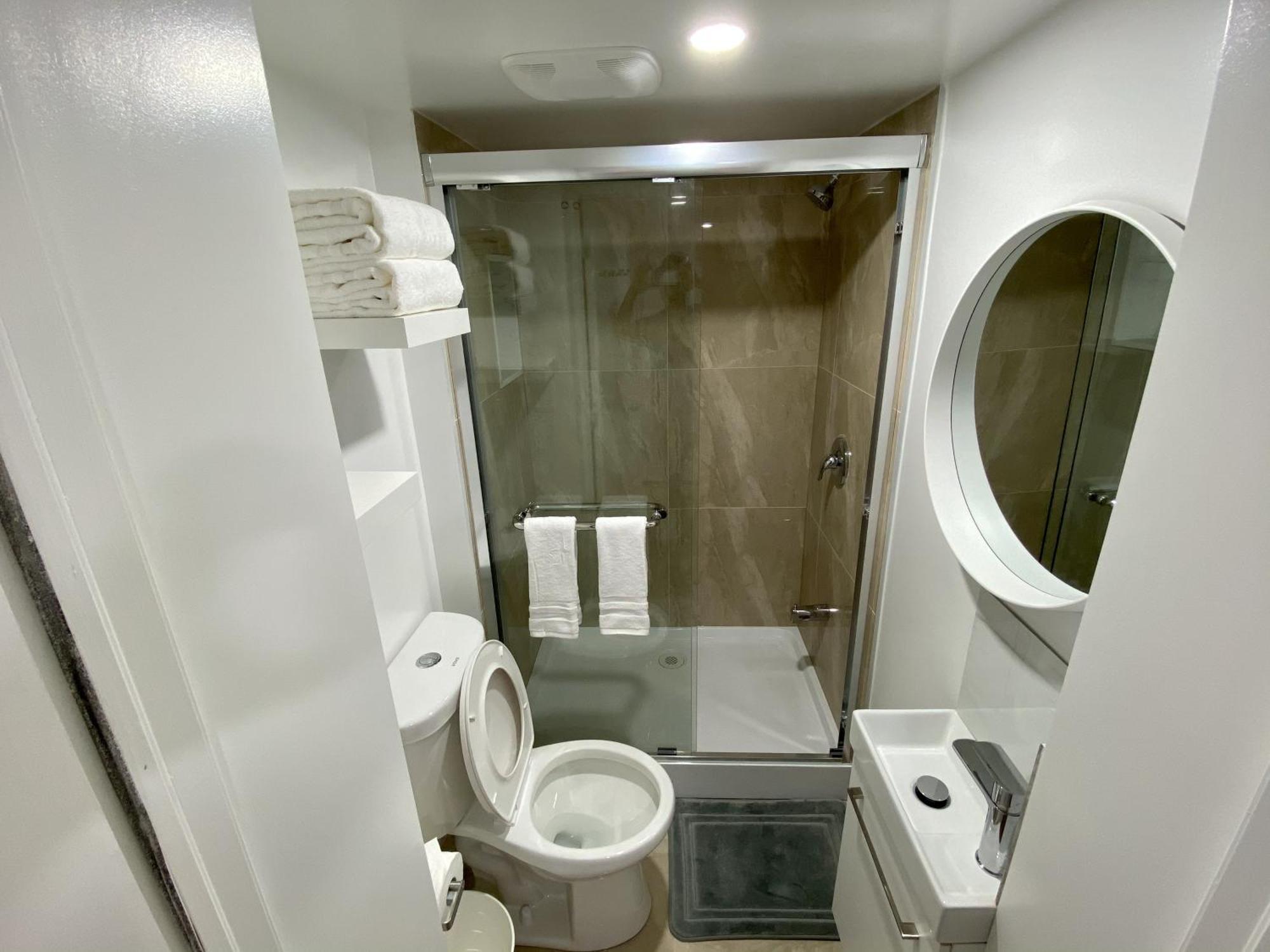 Affordable Room With Free Parking In Newmarket On المظهر الخارجي الصورة